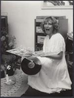 cca 1985 Bánsági Ildikó színésznő az otthonában, 8 felvételből álló képriport, 24x18 cm