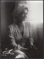 cca 1985 Bánsági Ildikó színésznő az otthonában, 8 felvételből álló képriport, 24x18 cm