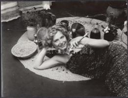 cca 1985 Bánsági Ildikó színésznő az otthonában, 8 felvételből álló képriport, 24x18 cm