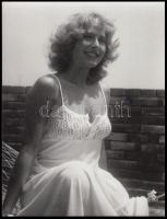 cca 1985 Bánsági Ildikó színésznő az otthonában, 8 felvételből álló képriport, 24x18 cm