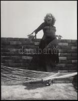 cca 1985 Bánsági Ildikó színésznő az otthonában, 8 felvételből álló képriport, 24x18 cm