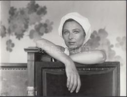 cca 1985 Bánsági Ildikó színésznő az otthonában, 8 felvételből álló képriport, 24x18 cm