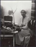 cca 1985 Bánsági Ildikó színésznő az otthonában, 8 felvételből álló képriport, 24x18 cm