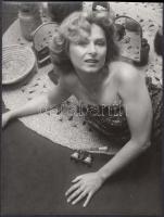 cca 1985 Bánsági Ildikó színésznő az otthonában, 8 felvételből álló képriport, 24x18 cm