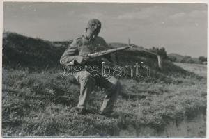 cca 1944 A harctéren meglőtt katona, fotólap, 9x14 cm