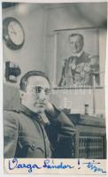 cca 1944 Tiszavölgyi József: Varga Sándor tizedes Horthy Miklós  „társaságában”, A szerző által aláírva, fotólap, 8x13 cm
