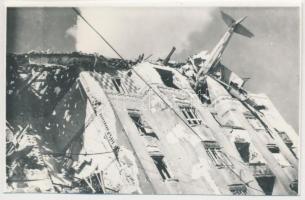 1945 Budapest, Krisztina krt., lelőtt repülőgép egy lakóház felső szintjén, jelzetlen fotó Csörgeő T...