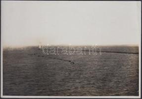 cca 1918 Odessa, a kikötő bejárata világítótoronnyal, aknazárral, 11x16 cm