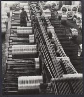 cca 1985 Termelés a miskolci December 4. Drótművekben, 20x17 cm