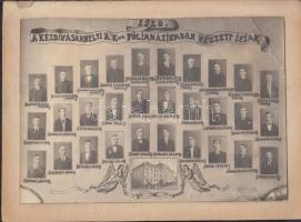 1920 Erdély, Kézdivásárhely, a R. Kath. Főgimnáziumban végzett ifjak és tanáraik tablója, 30 db nevesített portréval, kép (sarkán hajtásnyom) 15x22 cm, karton 18x25 cm
