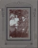 cca 1910 Adler: Szászvárosi család otthona kertjében, erdélyi fotólelet, art deco díszítésű kartonra ragasztva, képméret 14x10 cm, karton 25x20 cm