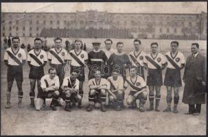 1925 Pobuda Alfréd: A IV. Főiskolai Foci Világbajnokság győztes magyar csapata, a kép felülete foltos, töredezett, használtas állapot, 14x22 cm