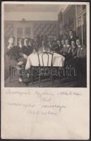 1925 A Budapesti Egyetemi Atlétikai Club szezonzáró vacsorája, fotólap a résztvevők aláírásával, 13x8 cm