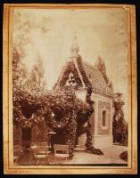 cca 1890-1945 A gyáli Jálics-kastély és a Jálics Géza (1845-1912) által alapított szőlőbirtok kápolnája úrnapi díszítéssel, 23,5×16,5 cm