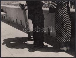 cca 1935-1940 Reich Péter Cornel: Turisták a Halászbástyán, pecséttel jelzett vintage fotó, 22x17 cm