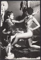 cca 1970-1980 A leopárd nő zsákmánya, finoman erotikus fénykép, 17x11 cm / cca 1970-1980 Erotic photo, 17x11 cm