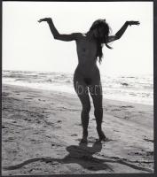 cca 1970-1980 Tengerparti múzsa, finoman erotikus fénykép, 13x11 cm/ cca 1970-1980 Erotic photo, 14x9 cm