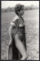 cca 1970-1980 Pongyolában a pitypangok között, finoman erotikus fénykép, 14x9 cm / cca 1970-1980 Erotic photo, 14x9 cm