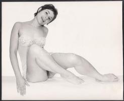 cca 1970-1980 Hófehér kompozícióban kis kontraszt, finoman erotikus fénykép, 18x22 cm / cca 1970-1980 Erotic photo, 18x22 cm