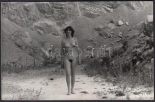 cca 1970-1980 Kőbányában ráérősen sétálgatva, finoman erotikus fénykép, 9x14 cm / cca 1970-1980 Erotic photo, 23x17 cm