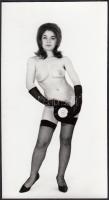 cca 1970-1980 Régi lemez, de izgalmas, finoman erotikus fénykép, 15x8 cm / cca 1970-1980 Erotic photo, 15x8 cm