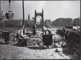 cca 1960 A régi Erzsébet híd pillérjének bontása, 18x24 cm