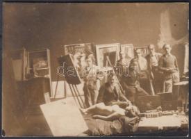 cca 1900 Aktmodell a festő iskola műtermében, 6x8 cm