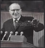 1966 Portré Kádár Jánosról, a hátteret kiretusálták, 14x13 cm