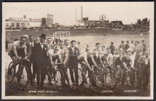 1927. augusztus 27. Derby kerékpáros döntő, valószínűleg Újpesten, a háttérben a Tungsram gyár épülete, fotólap, 9x14 cm