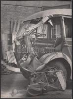 cca 1950 Tiszavölgyi József felvétele egy karambolozott autóról, pecséttel jelzett fotó, 17x12 cm