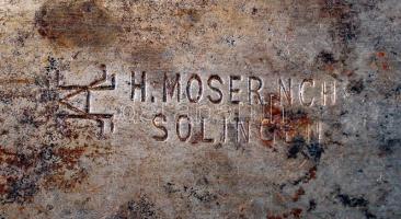 Ezüst (Ag.)nyelű kés villa, jelzett, késen monogrammal, viselt állapotban, bruttó:180 g