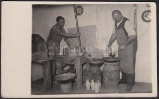 cca 1930-1940 Badár Balázs mezőtúri fazekas műhelye, pecséttel jelzett fotólap, 9x14 cm