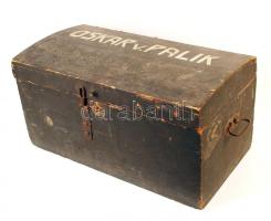 Antik katonaláda, "Oskar v Palik" felirattal, fa, zár szerkezet sérült. 64×34 cm, m:31 cm