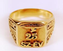 1940 Légierő repülős emlékgyűrü 25 SZ-ÉV 1915-1940 felirattal. Jelzett 14 K arany. / 1940 Hungarian air-force military mermorial ring for 25 years of service. 14 carat gold. 21,3g