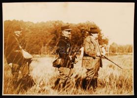 cca 1920 Briand Aristotle (1862-1932) francia külügyminiszter vadászaton. Keystone fotó / French minister of foreign affairs hunting. Keystone photo. 18x12 cm