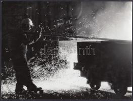 cca 1970 Magyar Alfréd: Martinász, a szerző által feliratozott vintage fotóművészeti alkotás, 18x24 cm