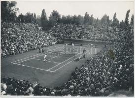 cca 1950-1955 Bojár Sándor: Tenisz verseny, pecséttel jelzett vintage sportfotó, 13x18 cm