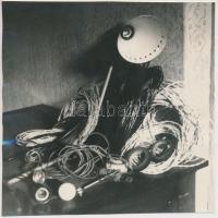 cca 1950 „Van aki bélyeget gyűjt, van aki szajrét”, nevelő célzatú, leleplező, kritikai fotó a szocialista brigád faliújságjára, feliratozott, jelzetlen kép Tiszavölgyi József hagyatékából, 17x17 cm