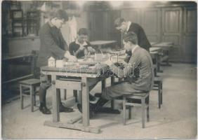 1931 Szelly Lajos politechnika tanár dedikációjával ellátott iskolai riportfotó, 12x17 cm