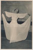 1936 Schäffer fotó (Budapest): Natter Gitta – későbbi rádióbemondó – a Vöröskereszt-bálon, a budapesti Vigadóban, 18x12 cm