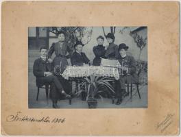 1906 Streegmüller (Szombathely): Fertőszentmiklós értelmiségi fiatalsága egyik vasárnap délután, a kép egykori tulajdonosának aláírásával, 10x14 cm, karton 16x22 cm