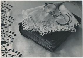 cca 1980 Csepreghi Éva: Emlékek, Borika imakönyve, keszkenője és szemüvege, feliratozott csendélet kompozíció, 17x24 cm