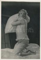 cca 1960 Kotnyek Antal (1921-1990): Édes kis fenevad, halálos fegyverrel, jelzetlen fotó a szerző hagyatékából, felületén törésnyom, 23x16 cm