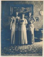 Három „bombázó” az 1920-as évekből, 23x17 cm