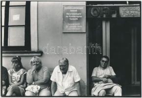 cca 1985 Baric Imre: Színészek a reumatológián, pecséttel jelzett vintage fotó, 16x24 cm