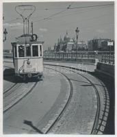 cca 1930-1935 Dulovits Jenő (1903-1972): A 9-es villamos a Lánchíd alatti kanyarban, aláírva, pecséttel jelezve, 8,5x7,5 cm