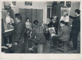 cca 1950-1955 Tiszavölgyi József: A második műszak, kultúrát a népnek, festőkör az irodában, pecséttel jelzett fotó, 13x18 cm