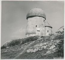 cca 1970 Öskü kerektemplom a XV. századból, Mo. egyetlen ilyen formátumú műemlék temploma, jelzetlen, Kotnyek Antal hagyatékából, 16x18 cm