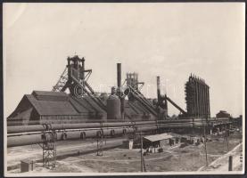 cca 1945-1950 SIB Photoservice (Moscow): Gyárépület Szovjetunióban, 16x23 cm