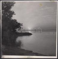 1950 Ék Sándor (1902-1975) festőművész fotója a balatonlellei naplementéről, jelzés nélkül, a szerző hagyatékából, kisebb barna folttal, 18x17 cm